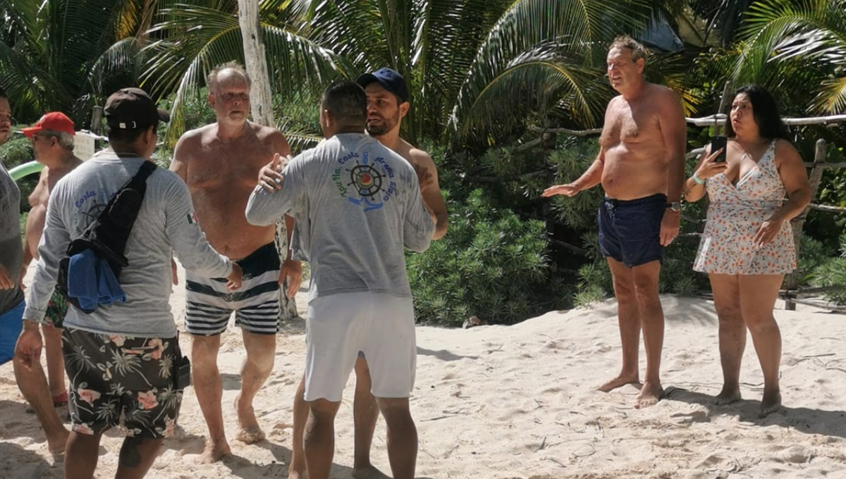 Corren a turistas a jalones en Playa del Carmen por personal de un restaurante