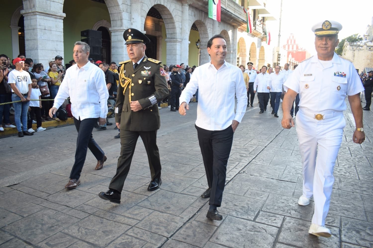 El gobernador Mauricio Vila participó en el desfile en Mérida