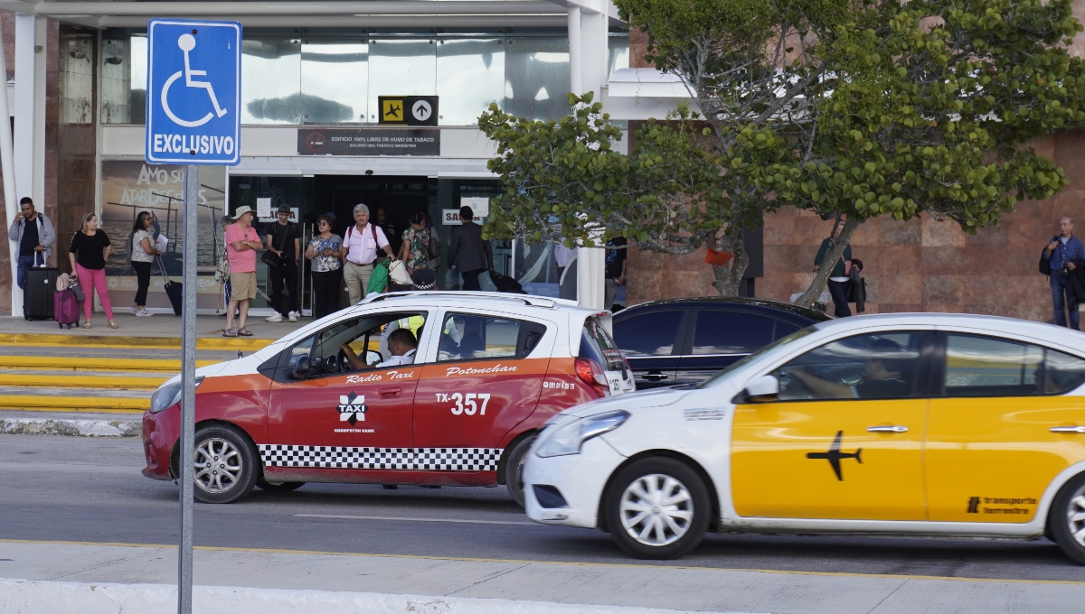 Aeropuerto de Campeche: Taxistas dejan sin transporte a 60 pasajeros; sólo 3 dan servicio