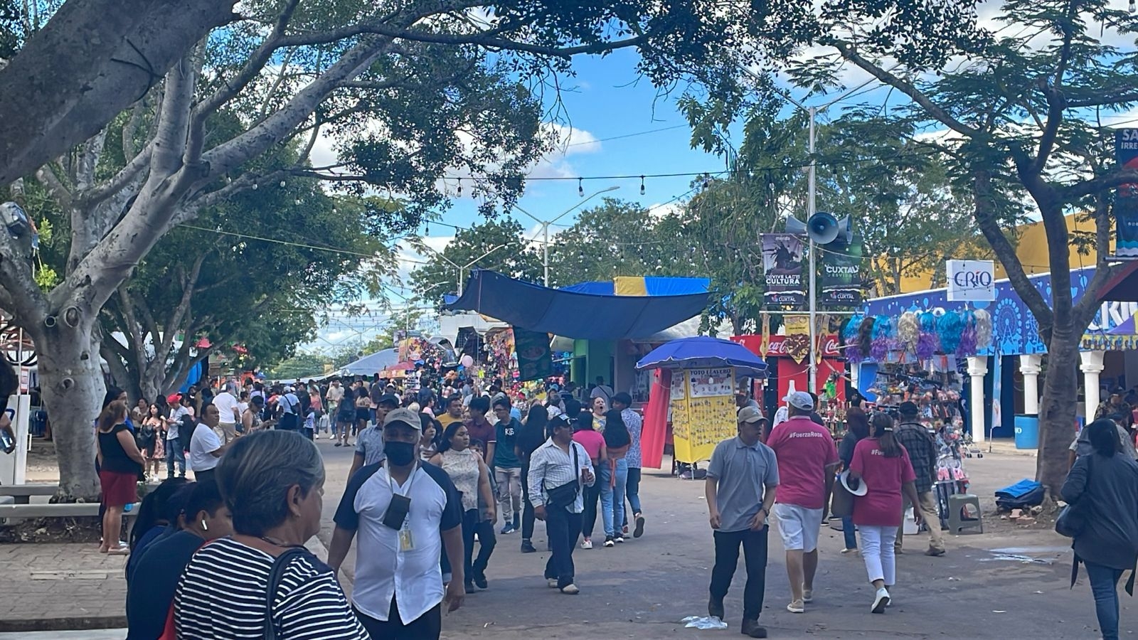 El recinto de la Feria Xmatkuil se encuentra lleno de visitantes