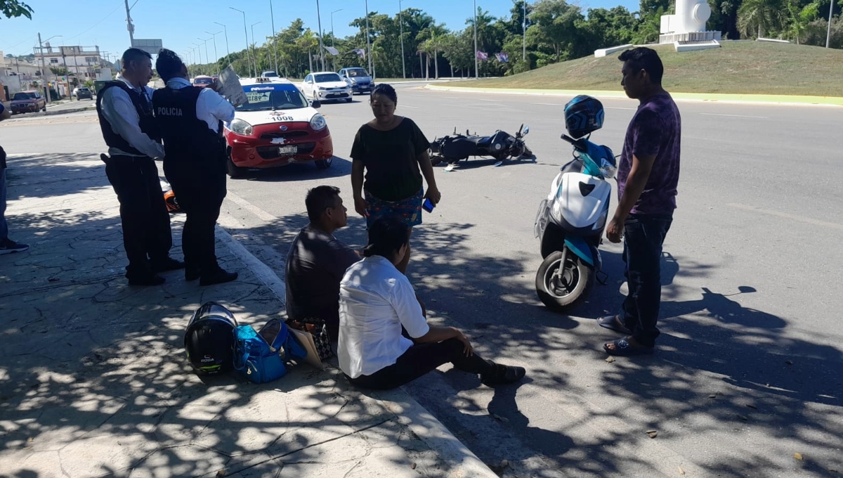 Campeche: Por no respetar su distancia, taxista arrolla a pajera de motociclistas