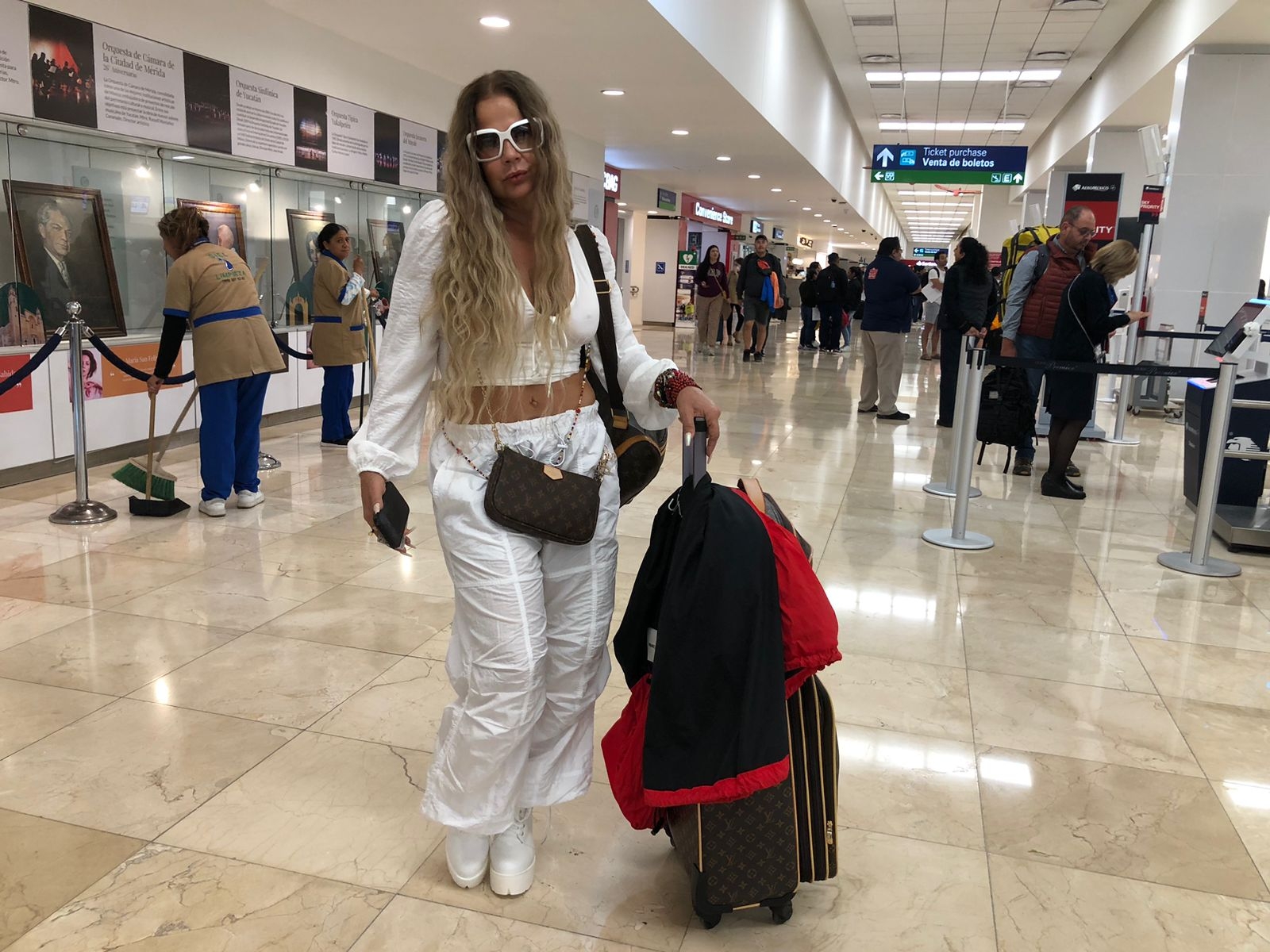 Aeropuerto de Mérida: Niurka Marcos viaja a la CDMX para celebrar su cumpleaños número 56