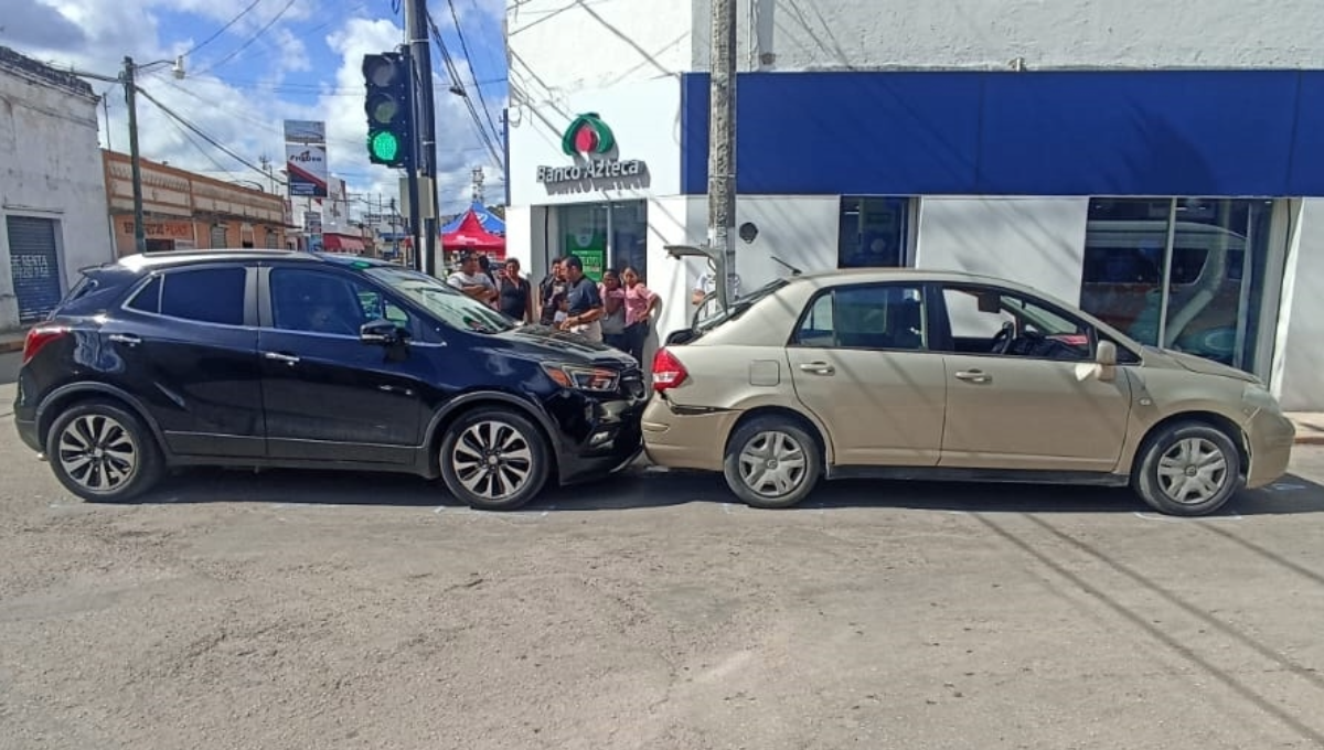 Chocan dos automóviles en el Centro de Tizimín