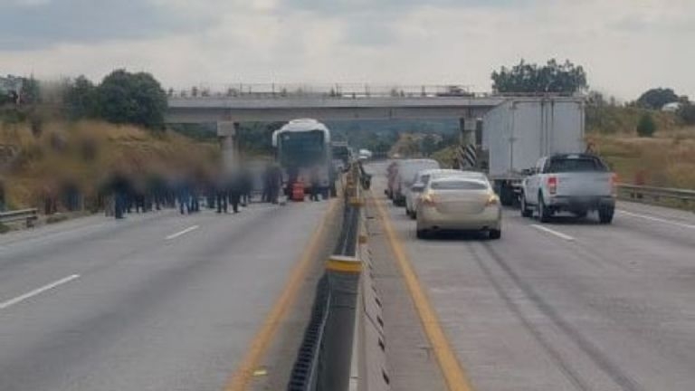 Ejidatarios de cuatro estados bloquearon la autopista de Arco Norte y crearon un caos vial
