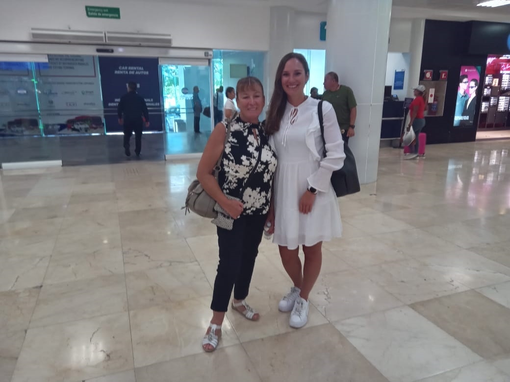 Aeropuerto de Cancún: Turistas alemanas se enamoran del Caribe Mexicano