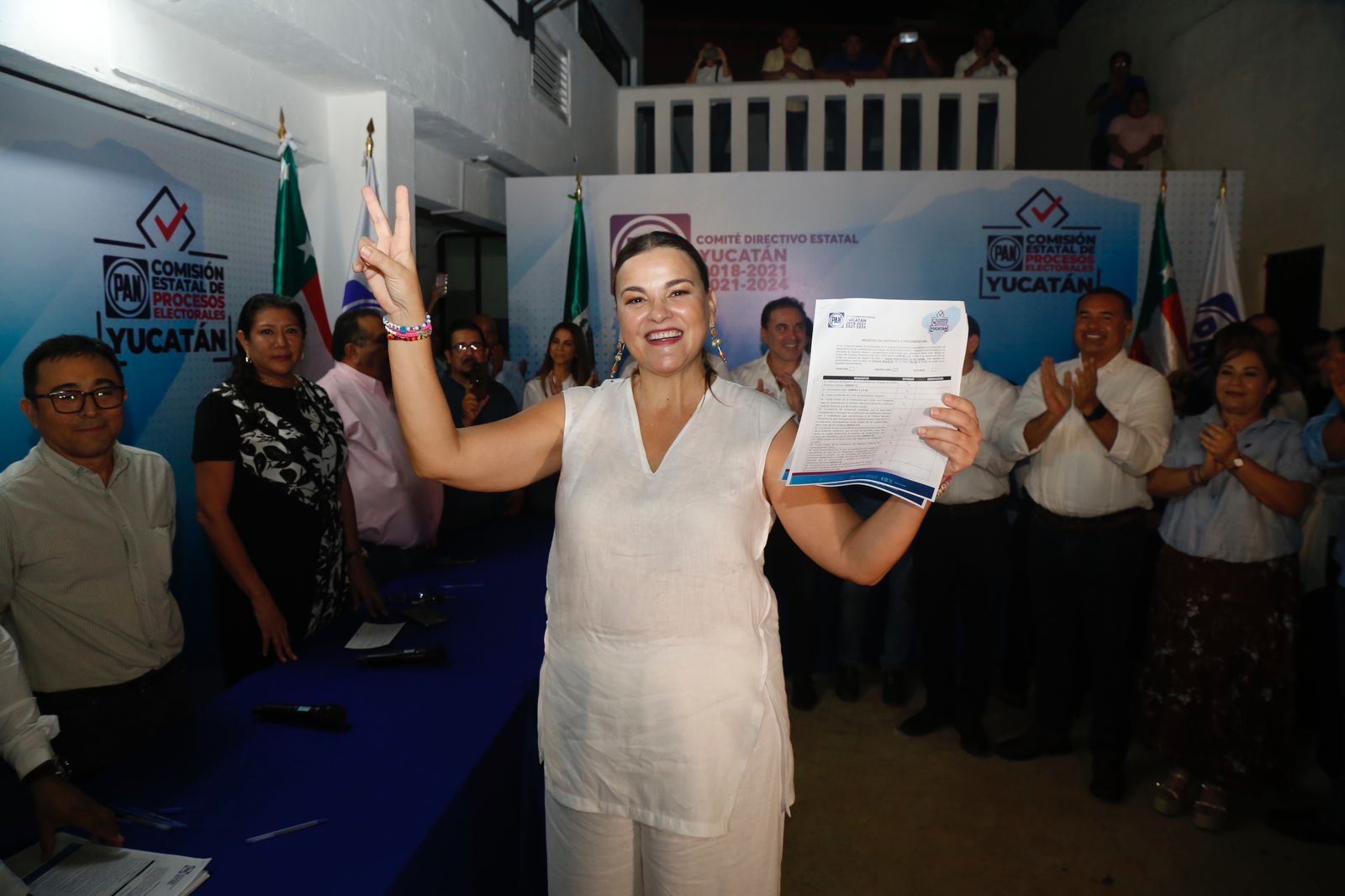 Cecilia Patrón Laviada acudió acompañada de varios simpatizantes a registrase en la búsqueda de la alcaldía de Mérida