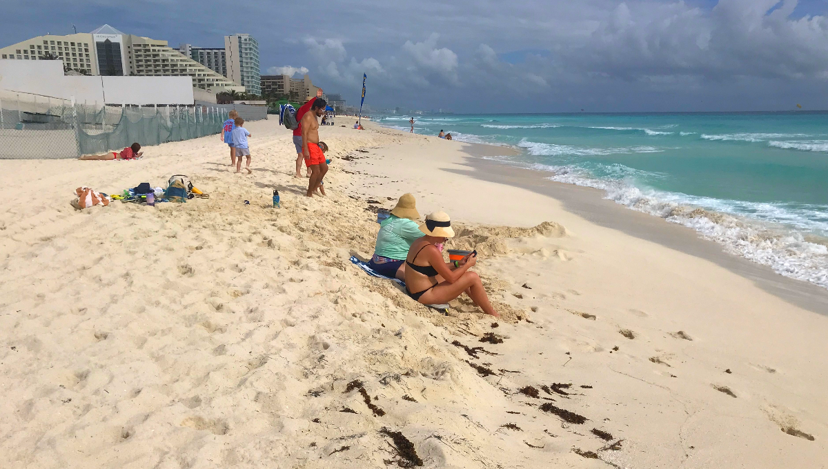 Playa Delfines en Cancún registra fuerte erosión de hasta 10 metros
