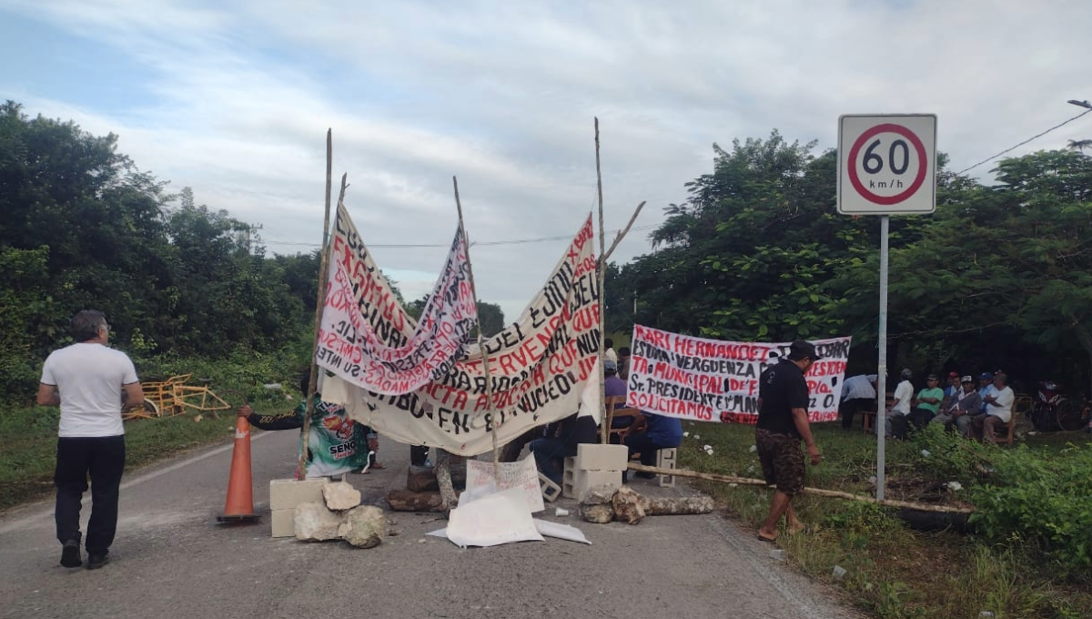 Ejidatarios continúan con el bloqueo de carretera federal en Felipe Carrillo Puerto