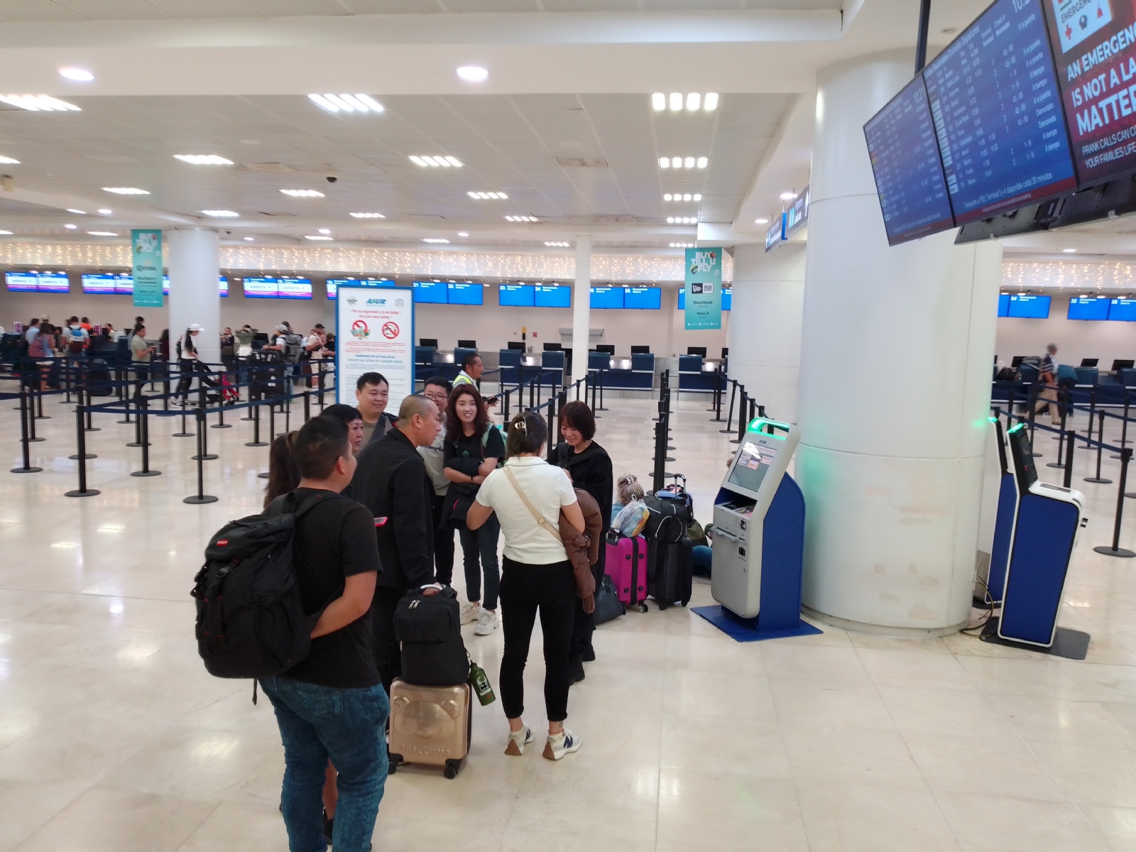 Aeropuerto de Cancún: Asiáticos corren por toda la terminal para no perder su vuelo