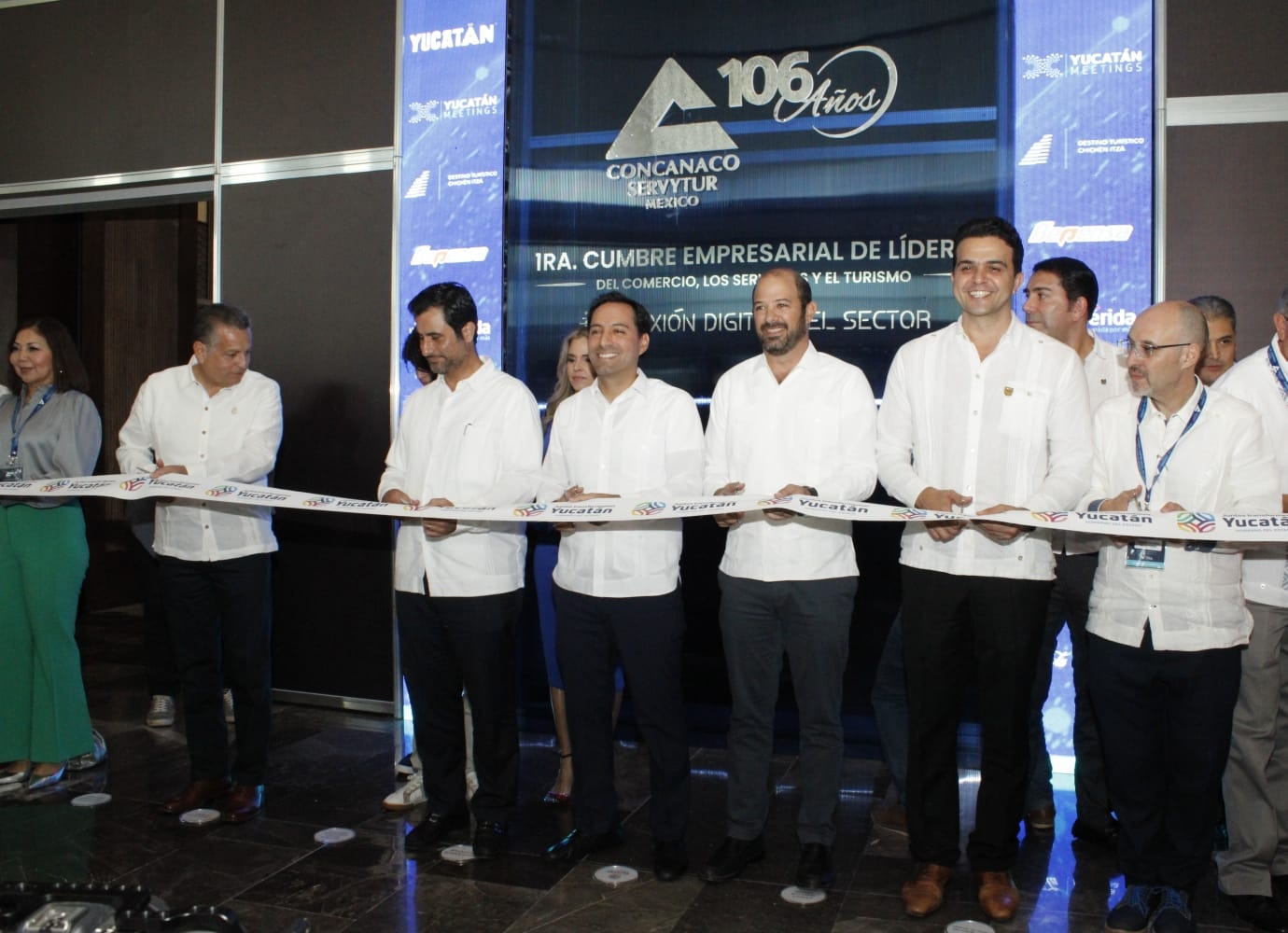 Mauricio Vila inaugura la Cumbre Empresarial de Líderes del Comercio en Mérida