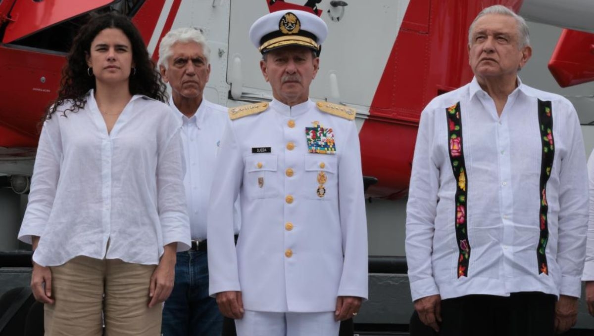 El presidente Andrés Manuel López Obrador encabeza la celebración por el Día de lsa Armada en Acapulco, Guerrero.