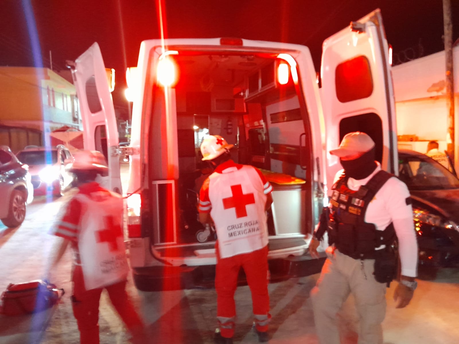 Elementos de la Cruz Roja atendieron al hombre lesionado