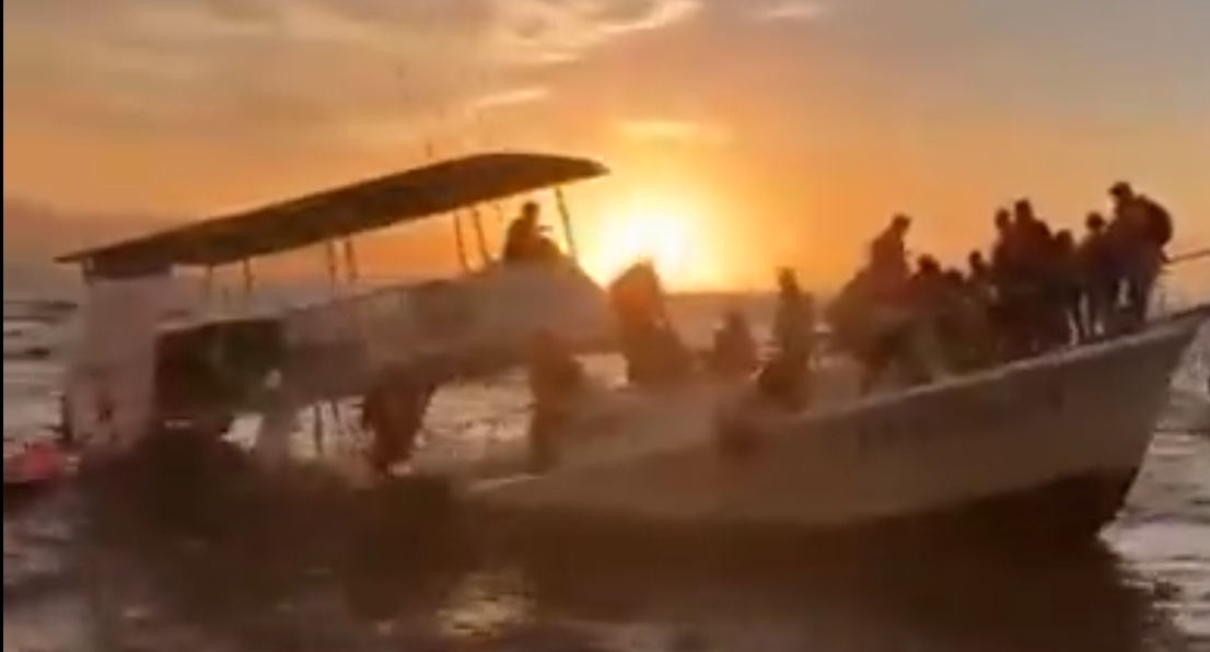 Lancha con turistas se hunde en Puerto Vallarta