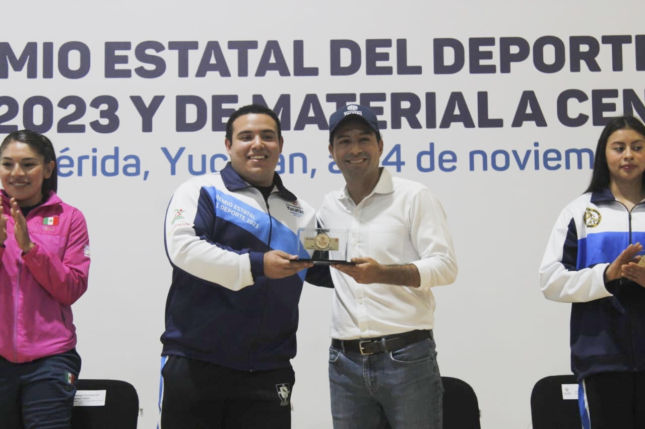 El levantador de pesas progreseño, Josué Medina, se llevó el reconocimiento como Deportista en el Premio Estatal