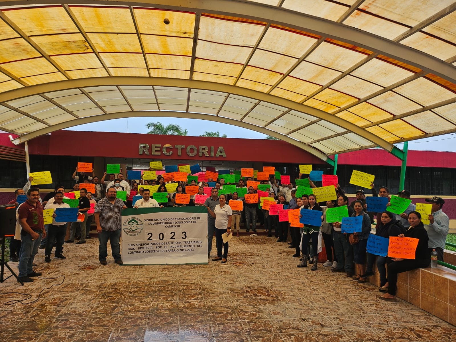 Sindicalizados del Tecnológico de Campeche paran labores en Ciudad del Carmen