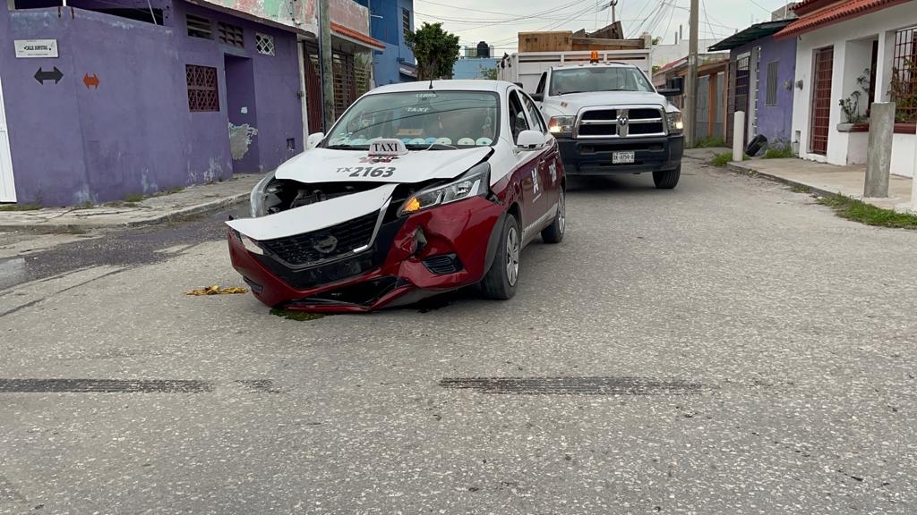 Conductor provoca choque contra un taxi en Ciudad del Carmen