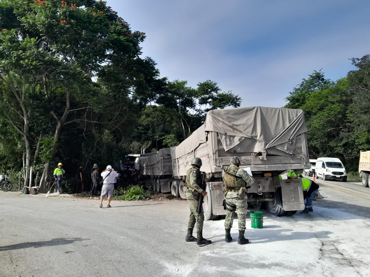 Tráiler se estrella contra un volquete en la carretera Escárcega-Chetumal