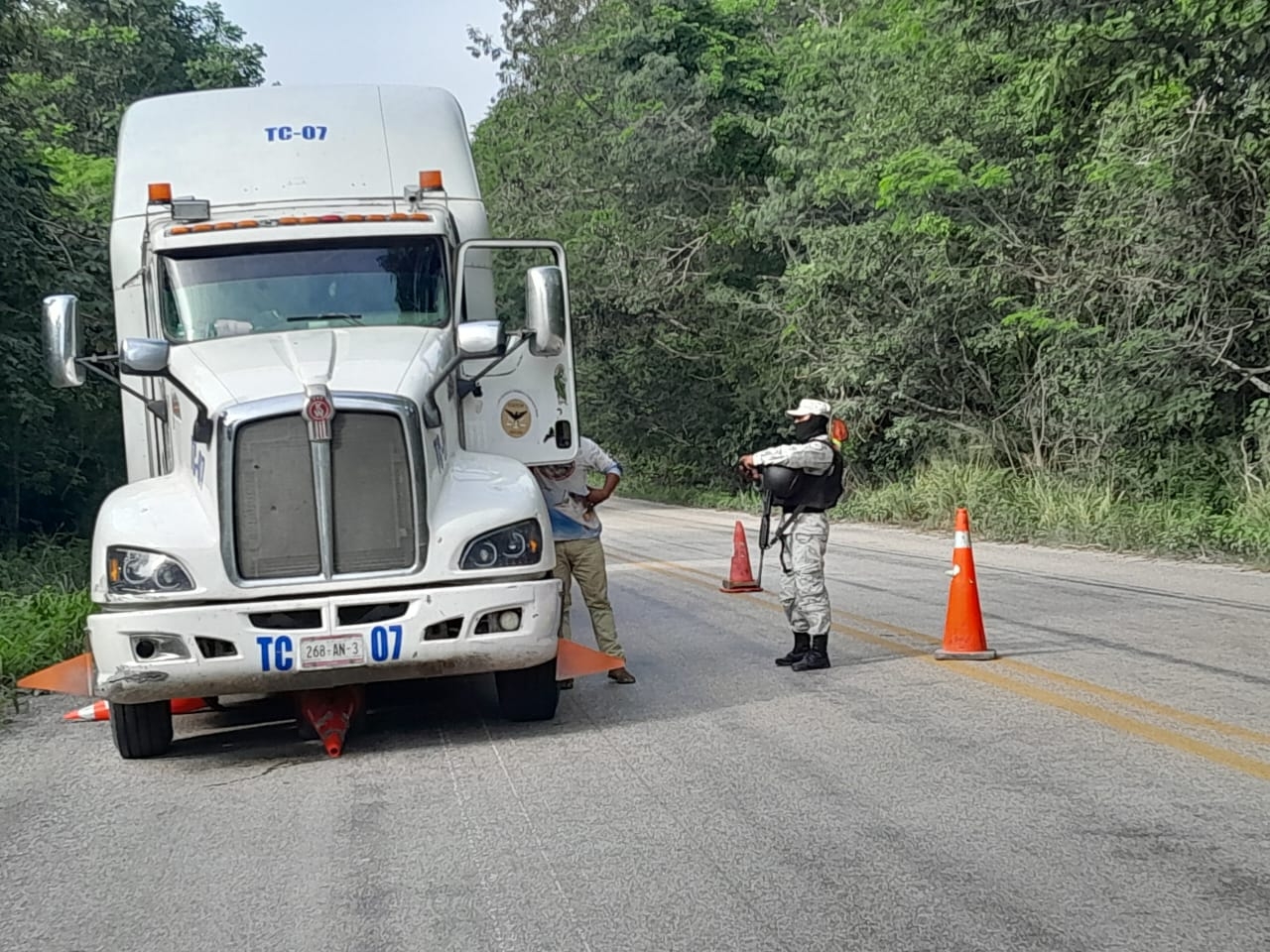 Trailero se queda sin frenos y casi atropella a un elemento de la Guardia Nacional en Campeche