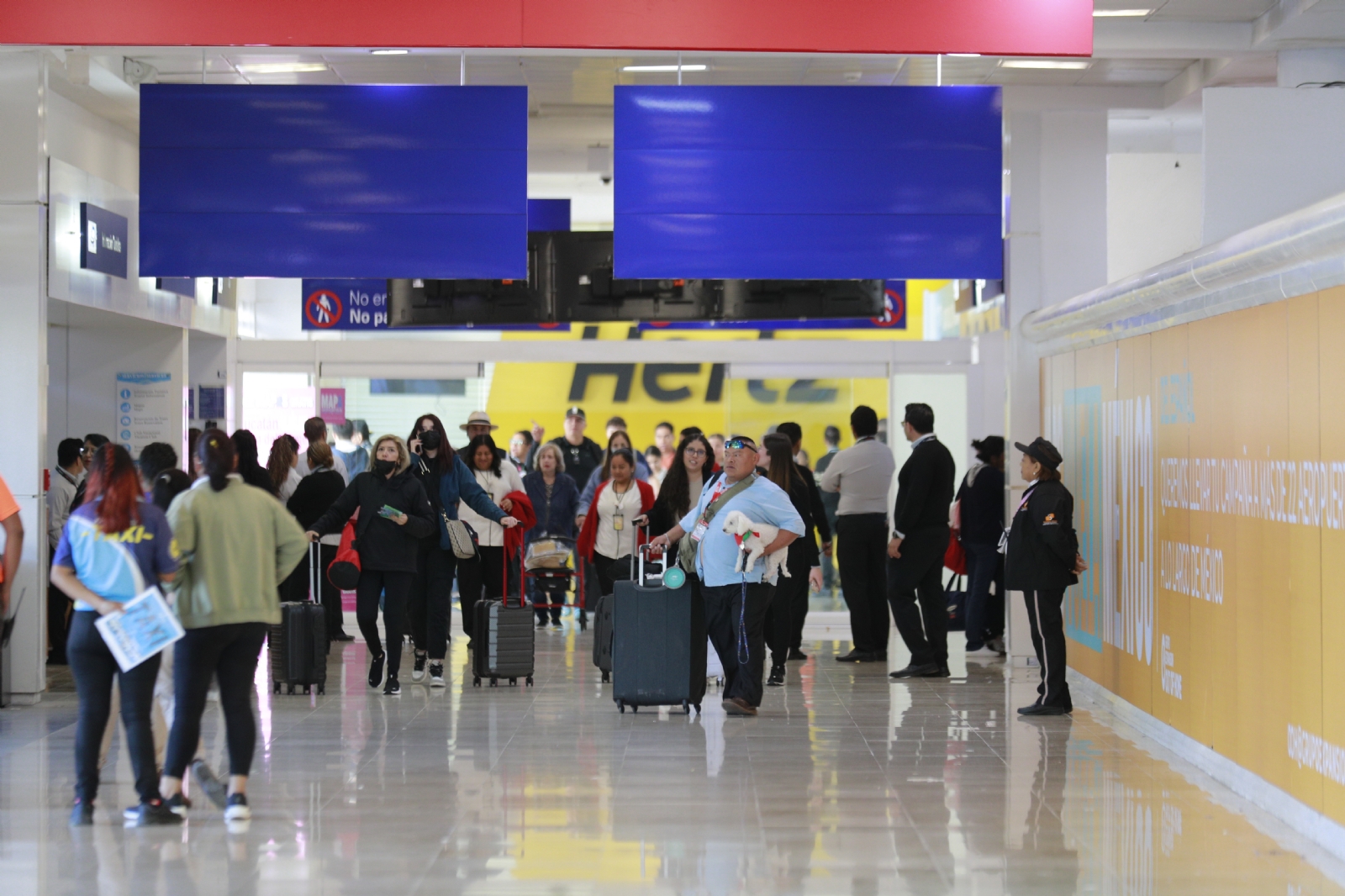 Aeropuerto de Cancún registra retrasos y cancelaciones por falta de personal