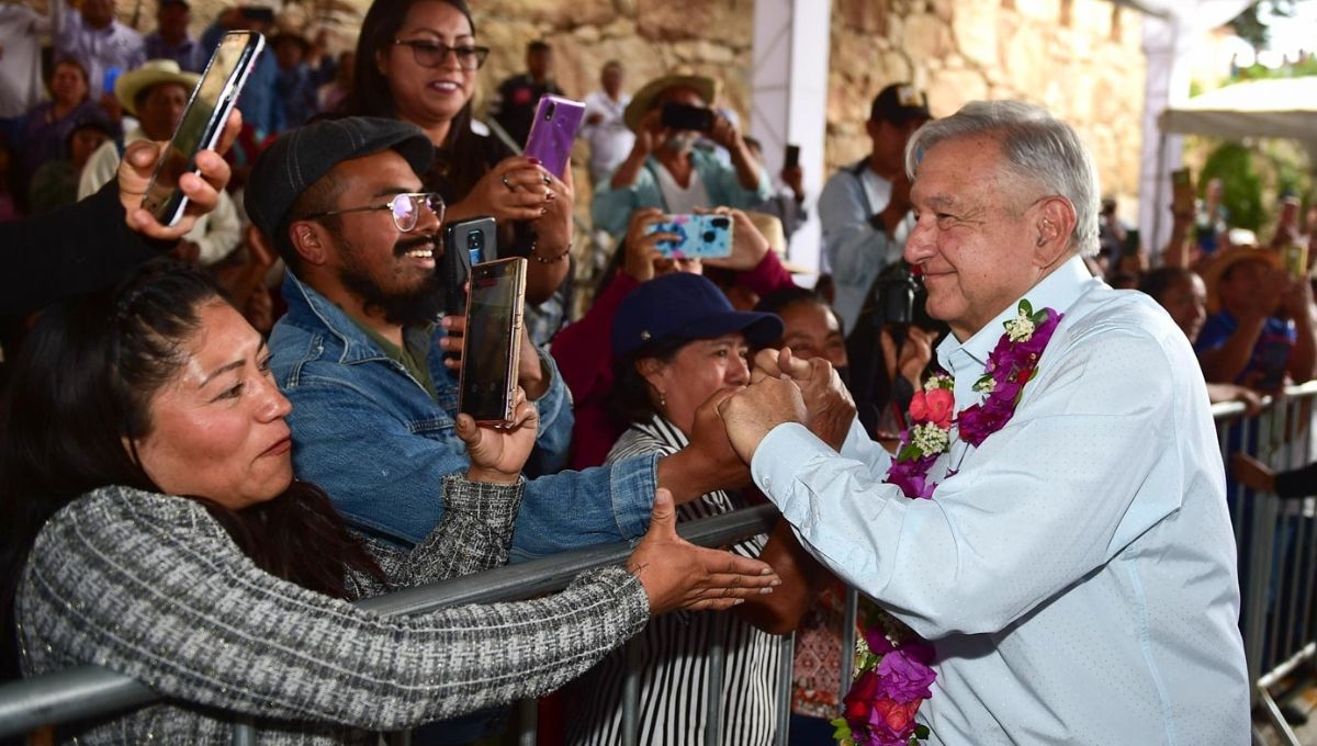 Andrés Manuel López Obrador supervisó en Oaxaca trabajos en carreteras y caminos artesanales