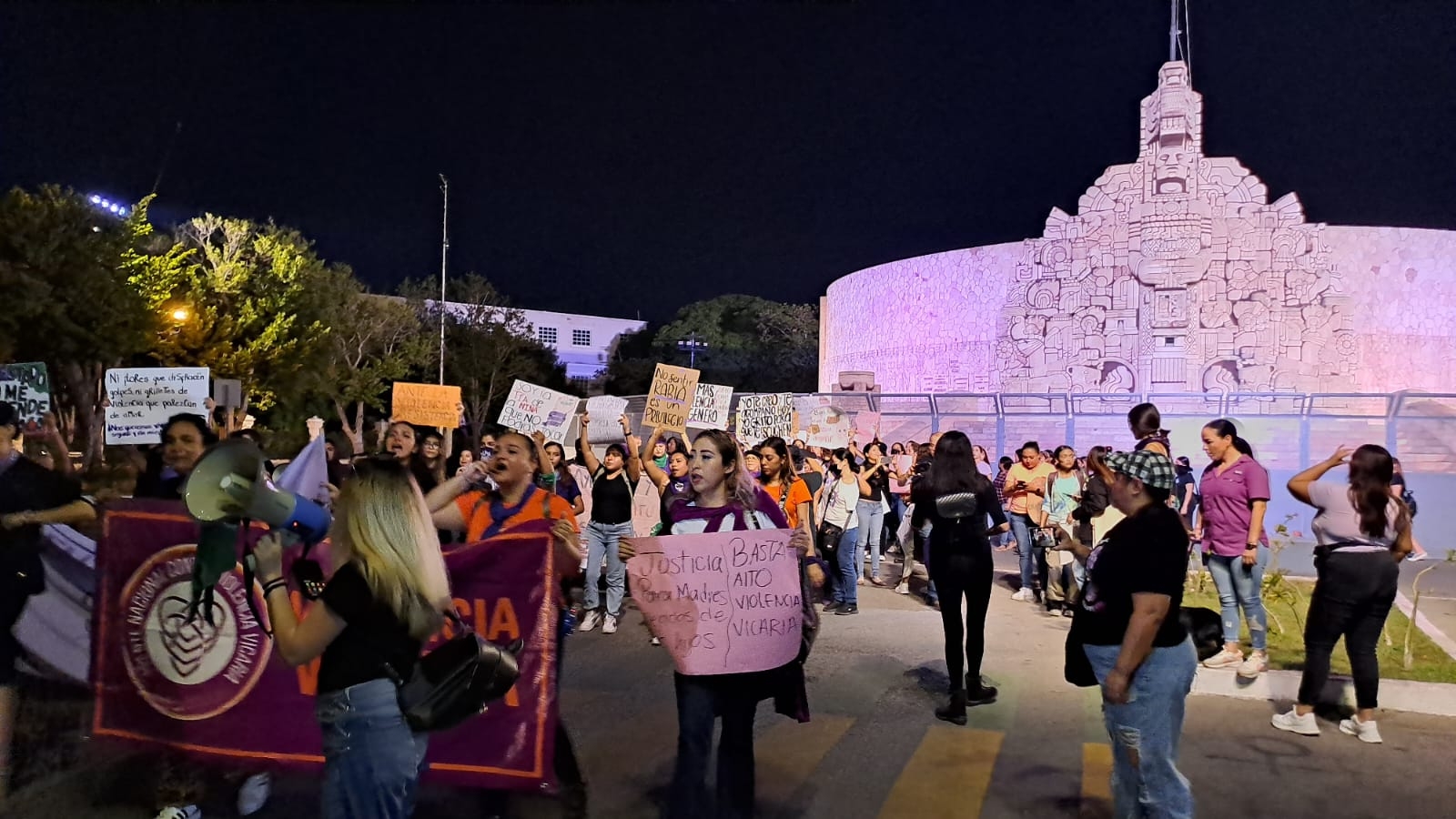 Se manifiestan en Monumento a la Patria por el Día de Eliminación de Violencia contra la Mujer