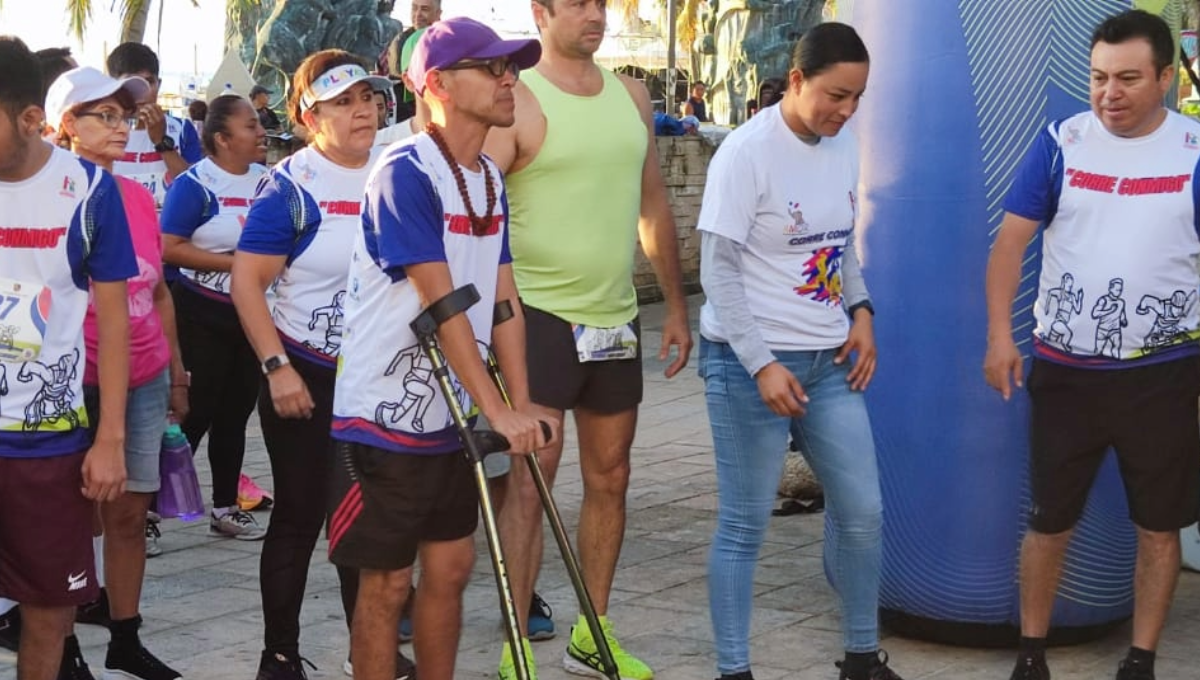Hombre con hidrocefalia logra carrera 'Corre Conmigo' en Playa del Carmen