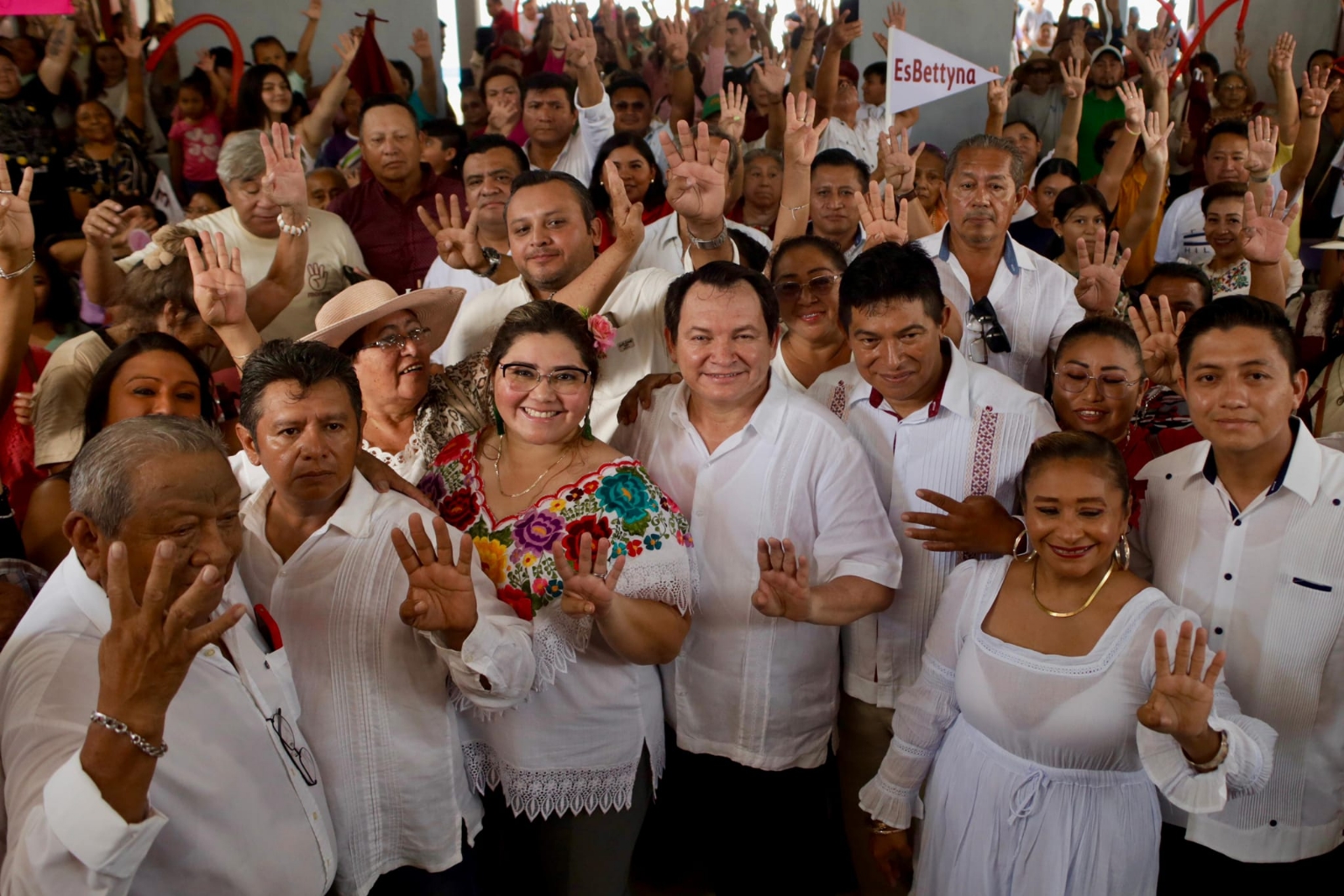 Huacho Díaz Mena se reúne con habitantes de diferentes zonas y colonias de Conkal