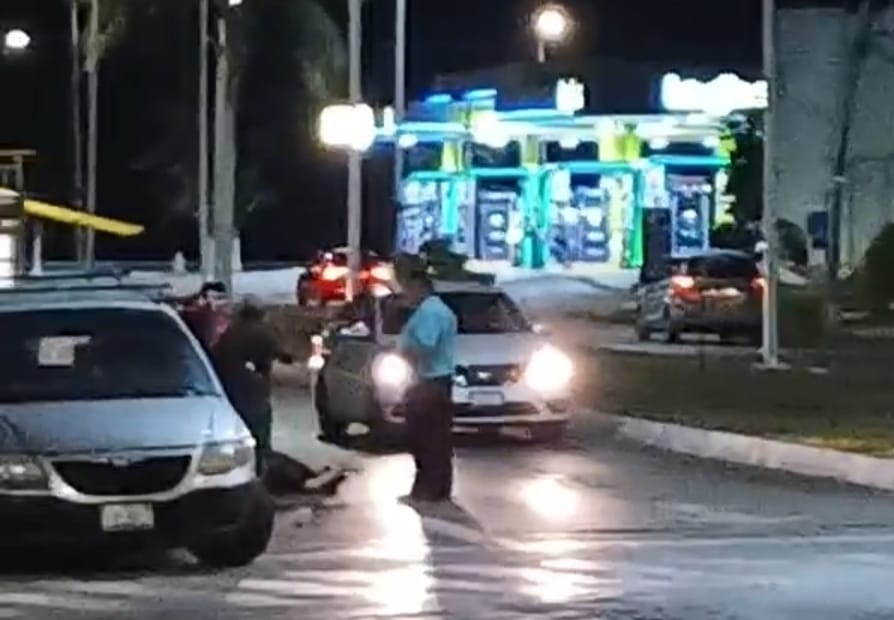 El hombre quedó tendido en la carretera luego de la agresión