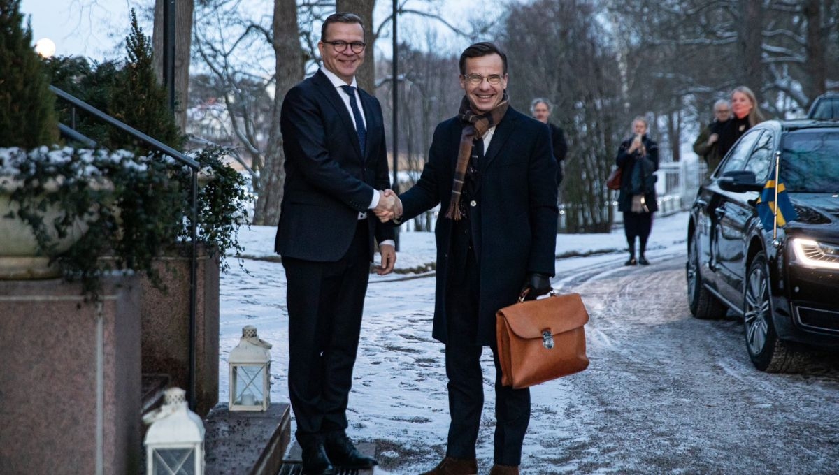 El primer ministro de Finlandia, Petteri Orpo (izquierda) informó que su gobierno está preparado para cerrar totalmente la frontera oriental con Rusia