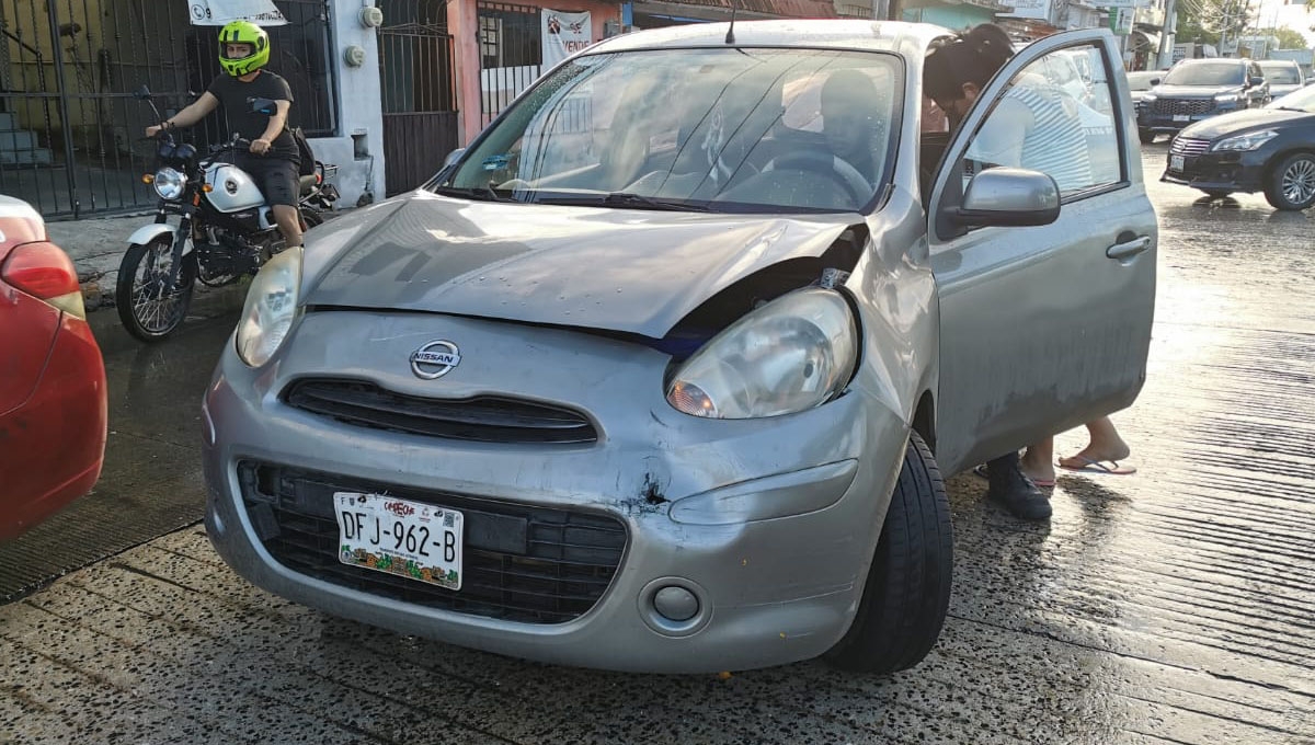 Automóvil choca con una camioneta de lujo en Ciudad del Carmen, Campeche