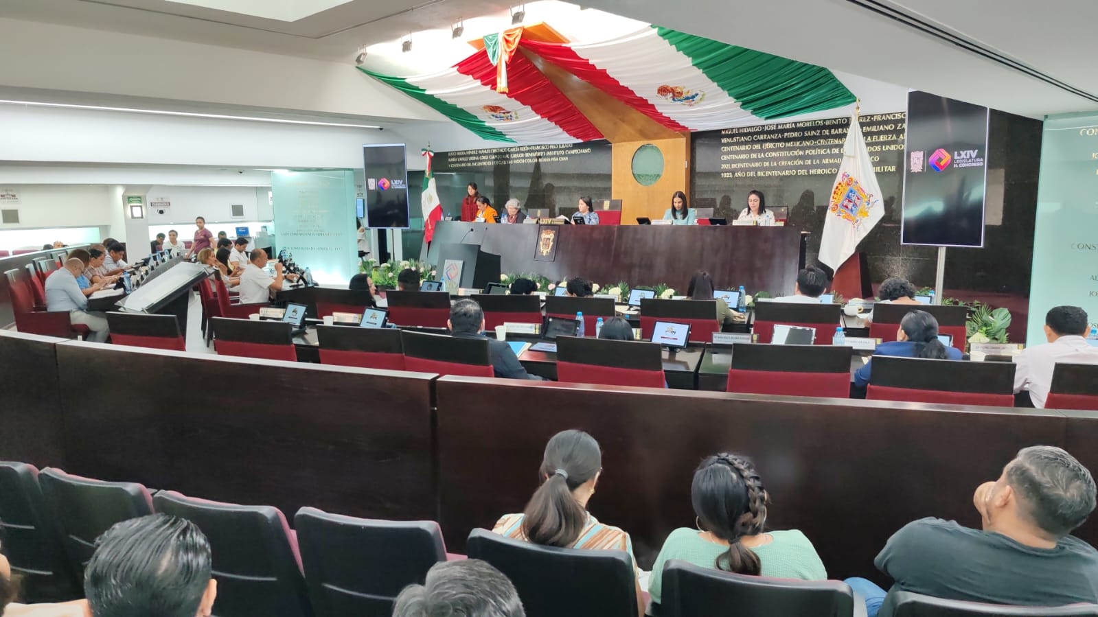 Ante los 29 diputados de Campeche, Jesús Reyes rinde protesta en el Congreso