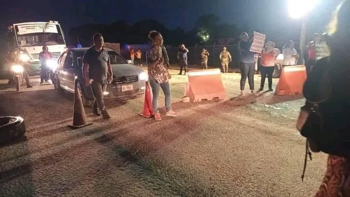 Residentes bloquean la carretera federal Chetumal- Escárcega; exigen resarcir daños por explosiones