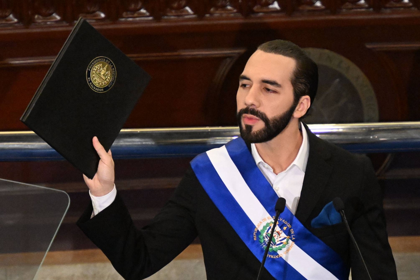 Nayib Bukele pide licencia como Presidente de El Salvador, va por reelección