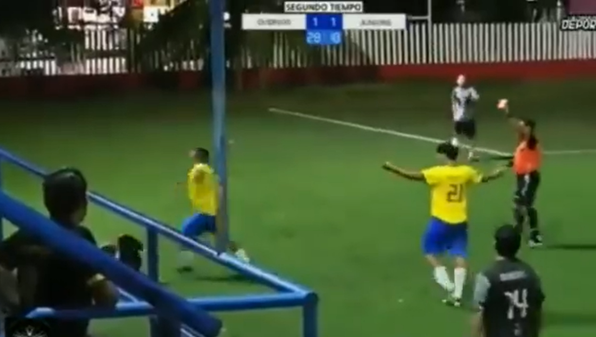 Futbolista recibe tremenda patada durante un partido en Chetumal: VIDEO