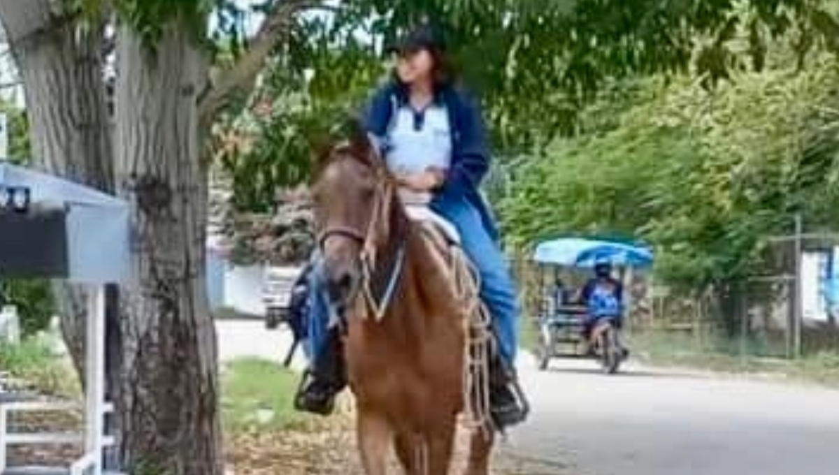 La joven sorprendió a alumnos, maestros y vecinos de Kanasín por ir a la escuela a caballo