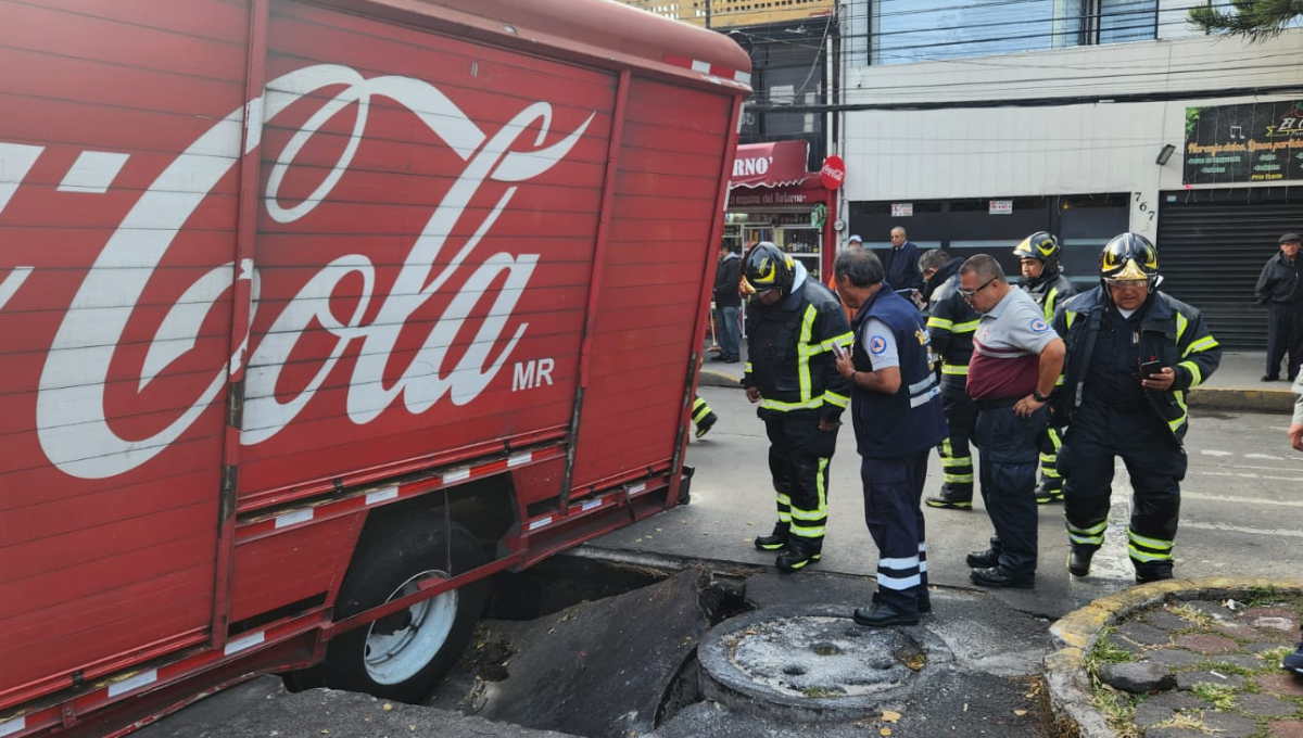 Camión de Cola Cola cae en un socavón en la Ciudad de México