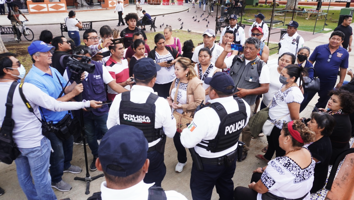 Campeche: Más de 40 policías desalojan a artesanos del Parque Principal...¡Otra vez!