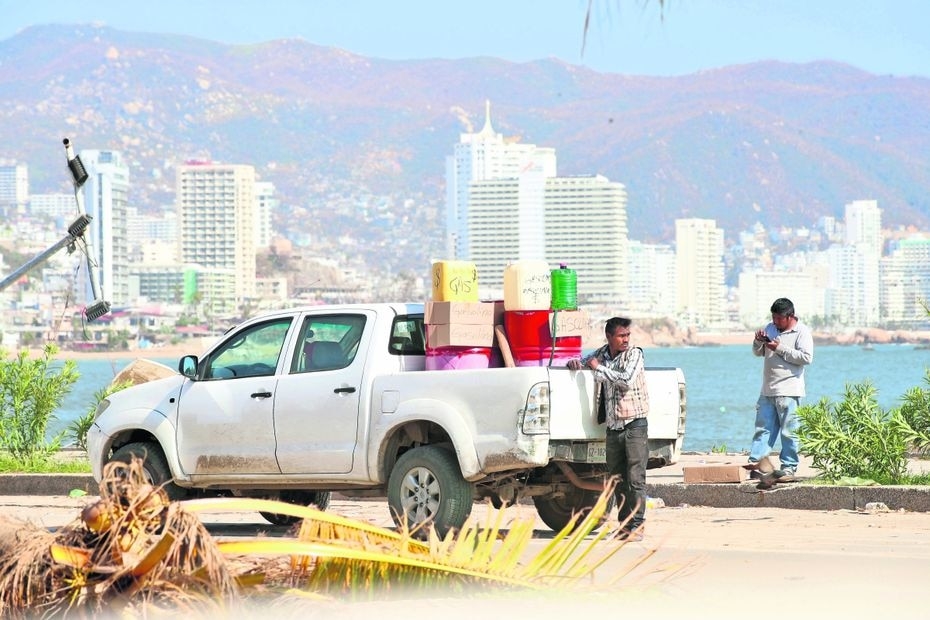 Venden a 40 pesos litro de huachicol en Acapulco por escasez de gasolina tras paso de Otis