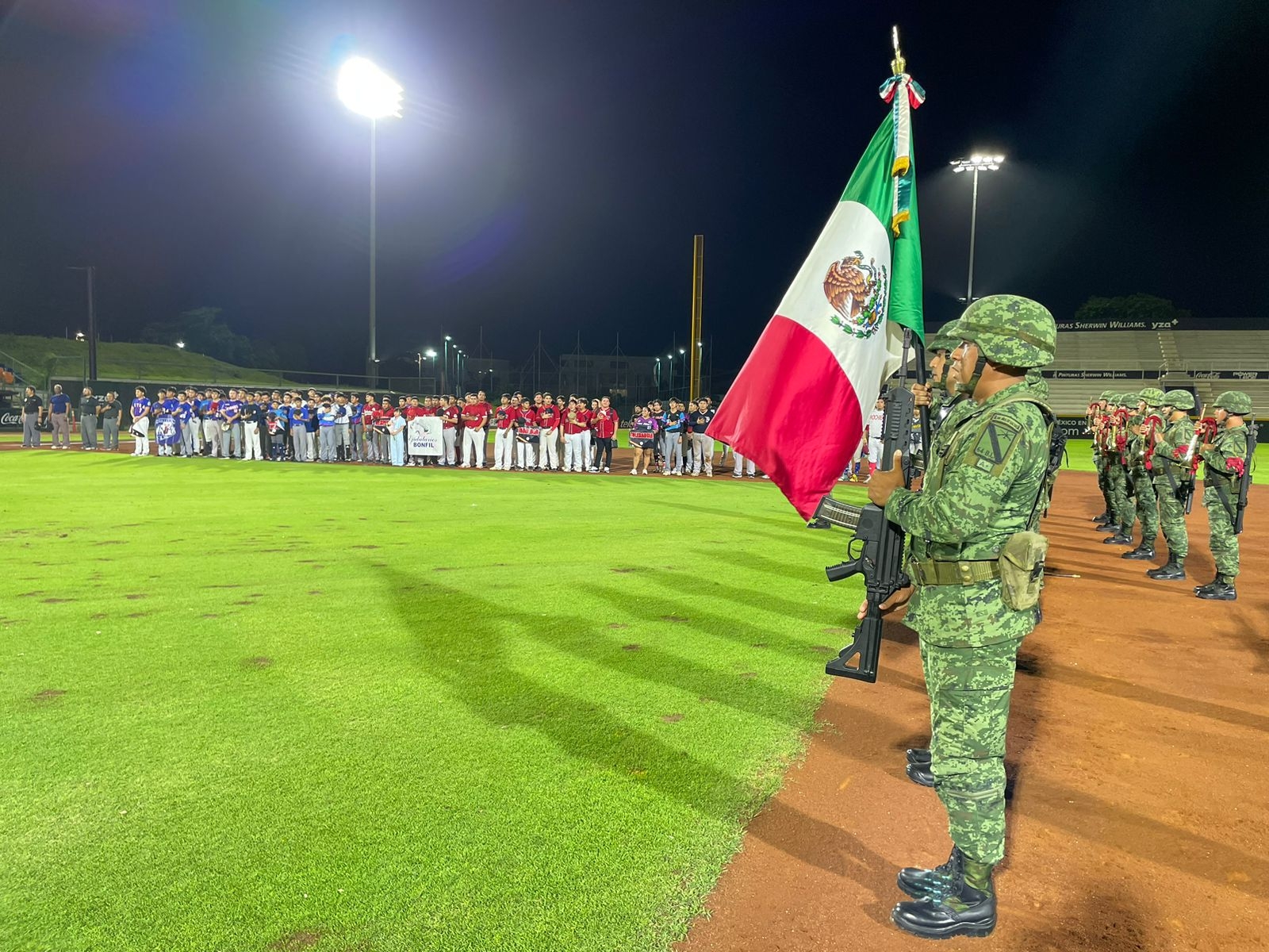 Emotiva inauguración del torneo de béisbol "Alfonso Rosell Dzib" en Cancún