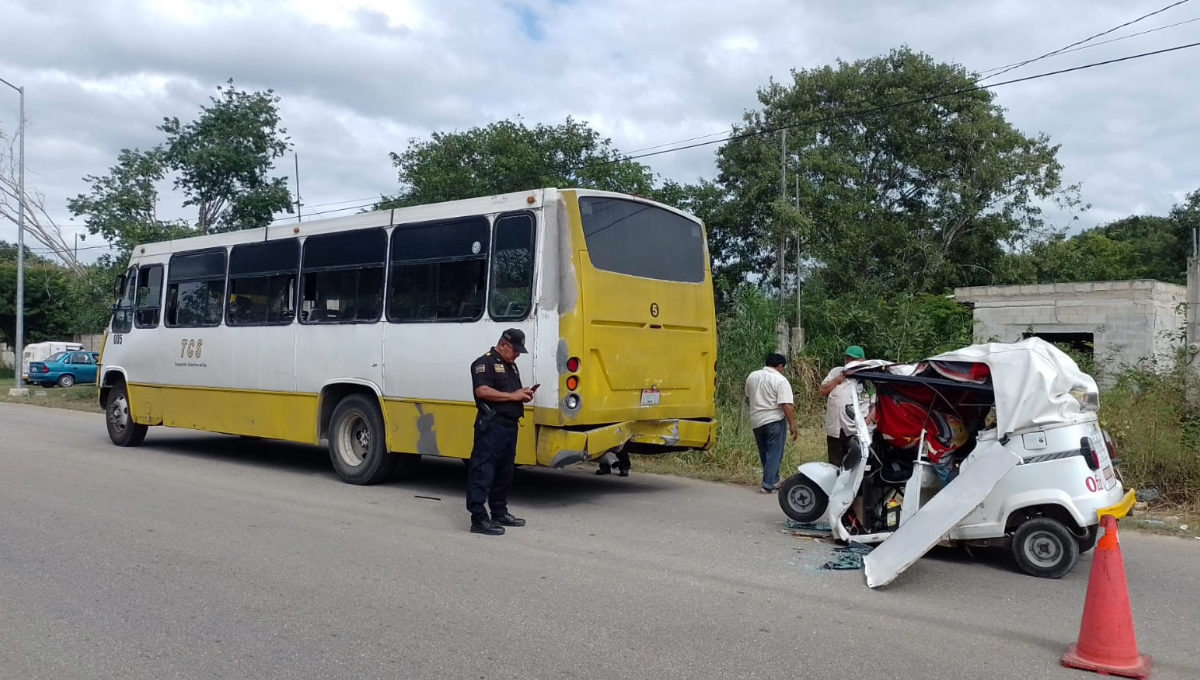 Mototaxista se impacta contra autobús en San José Tzal, Mérida y deja un lesionado