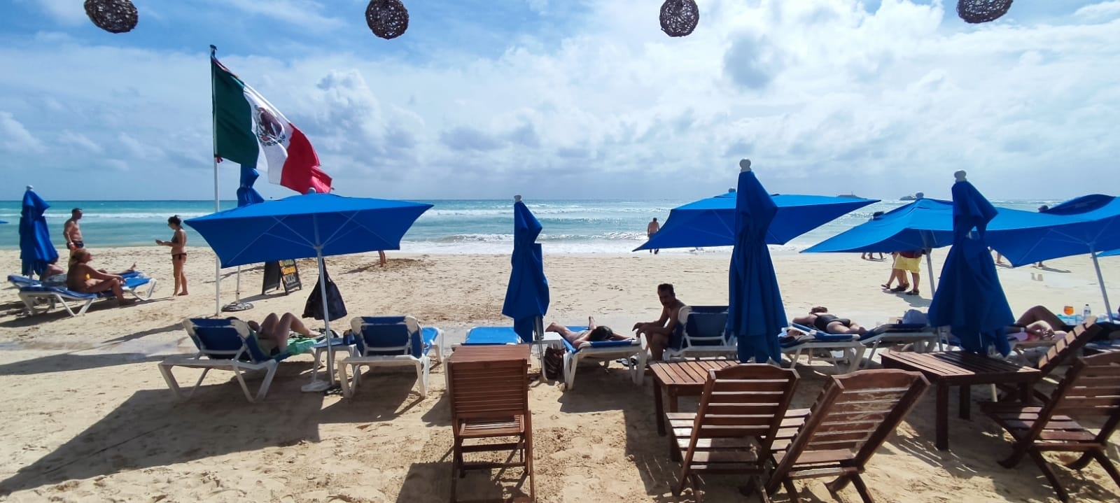 En Playa del Carmen, oleaje aumentó en las playas debido a Frente Frío