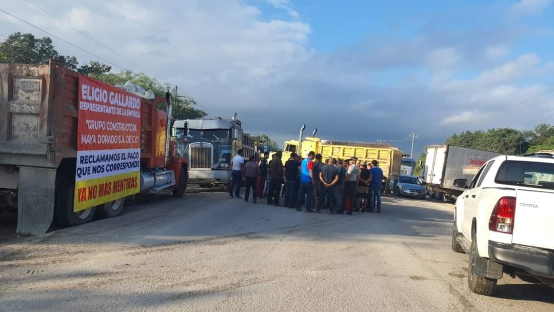 Volqueteros del Tren Maya bloquean la carretera federal Chetumal-Escárcega