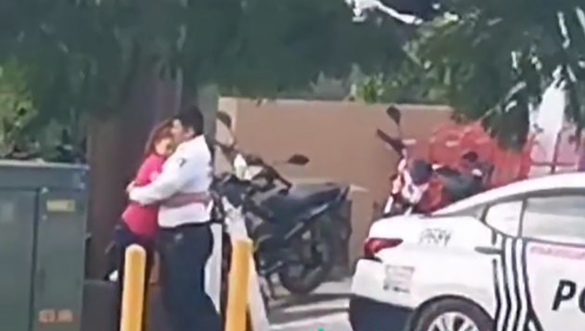 Exhiben a policía de Campeche por 'echar novio' en hora laboral: VIDEO