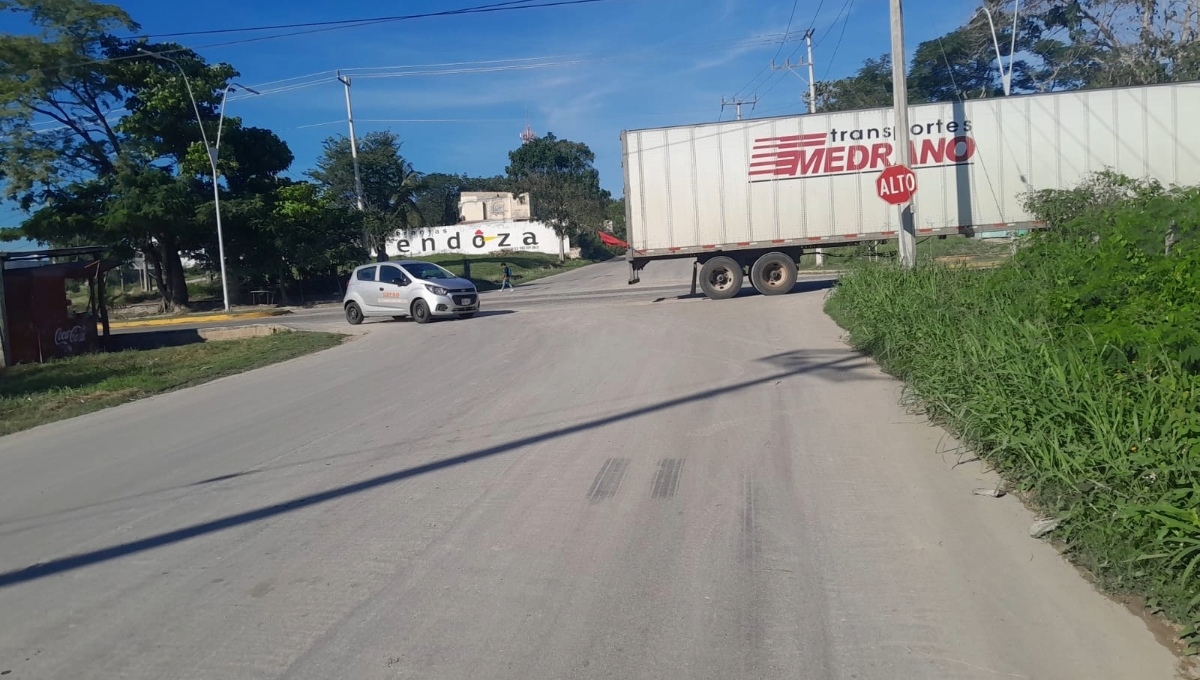 Peligran conductores en Escárcega; trailero estaciona su camión a media cuadra