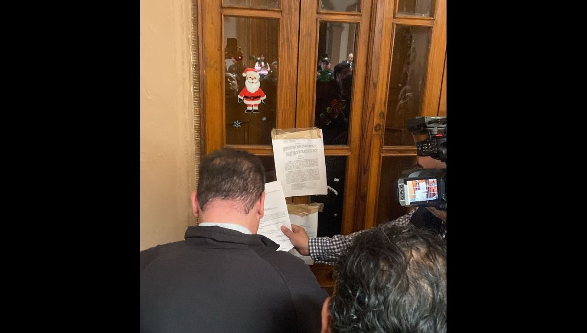 La Oficial Mayor del Congreso de Nuevo León no pudo entregar el Acuerdo por la designación del Gobernador interino, porque las oficinas de la Consejería Jurídica del estado, estaban cerradas.