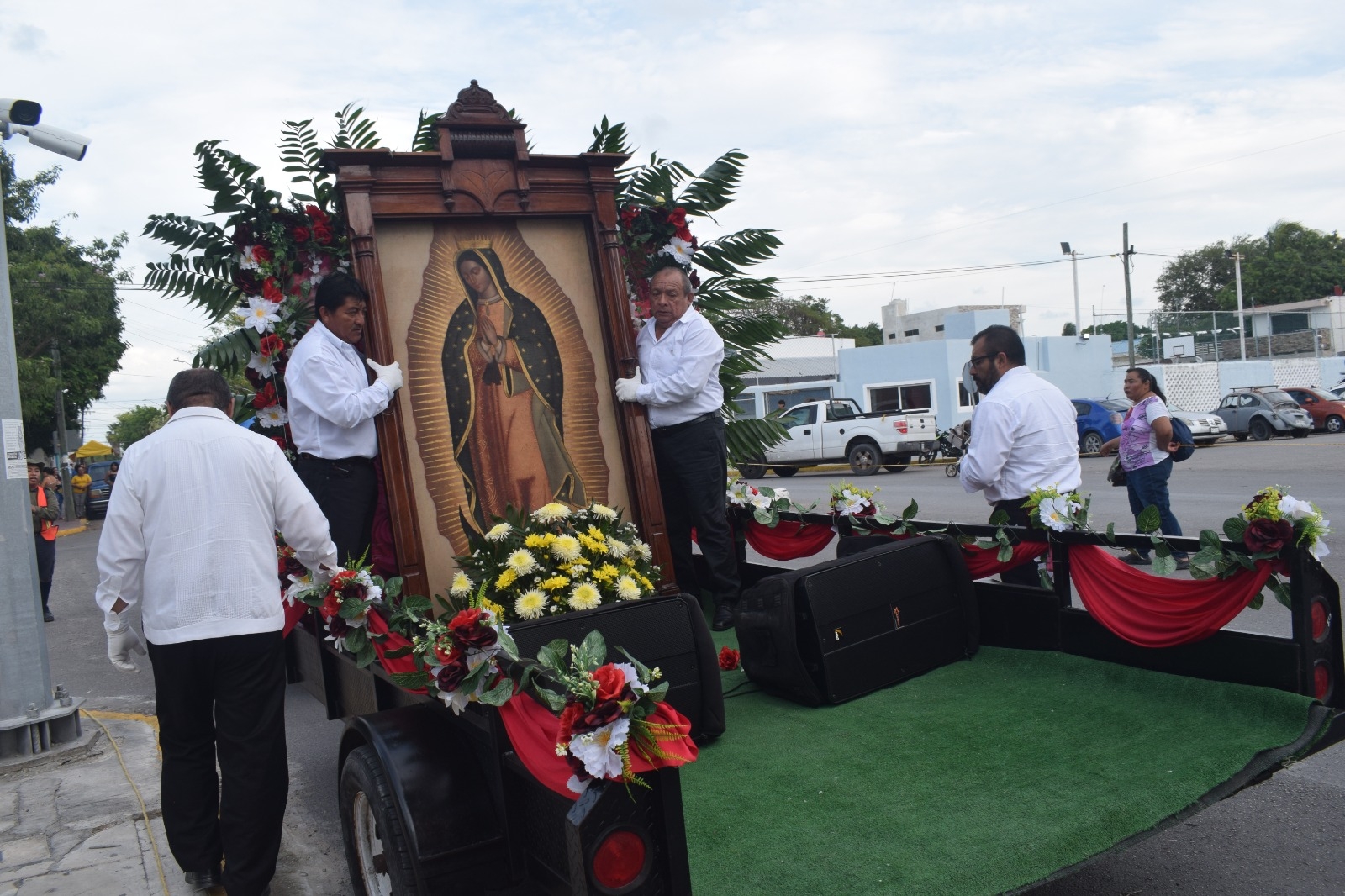 Bajan imagen de la Virgen de Guadalupe para iniciar peregrinaciones en Progreso