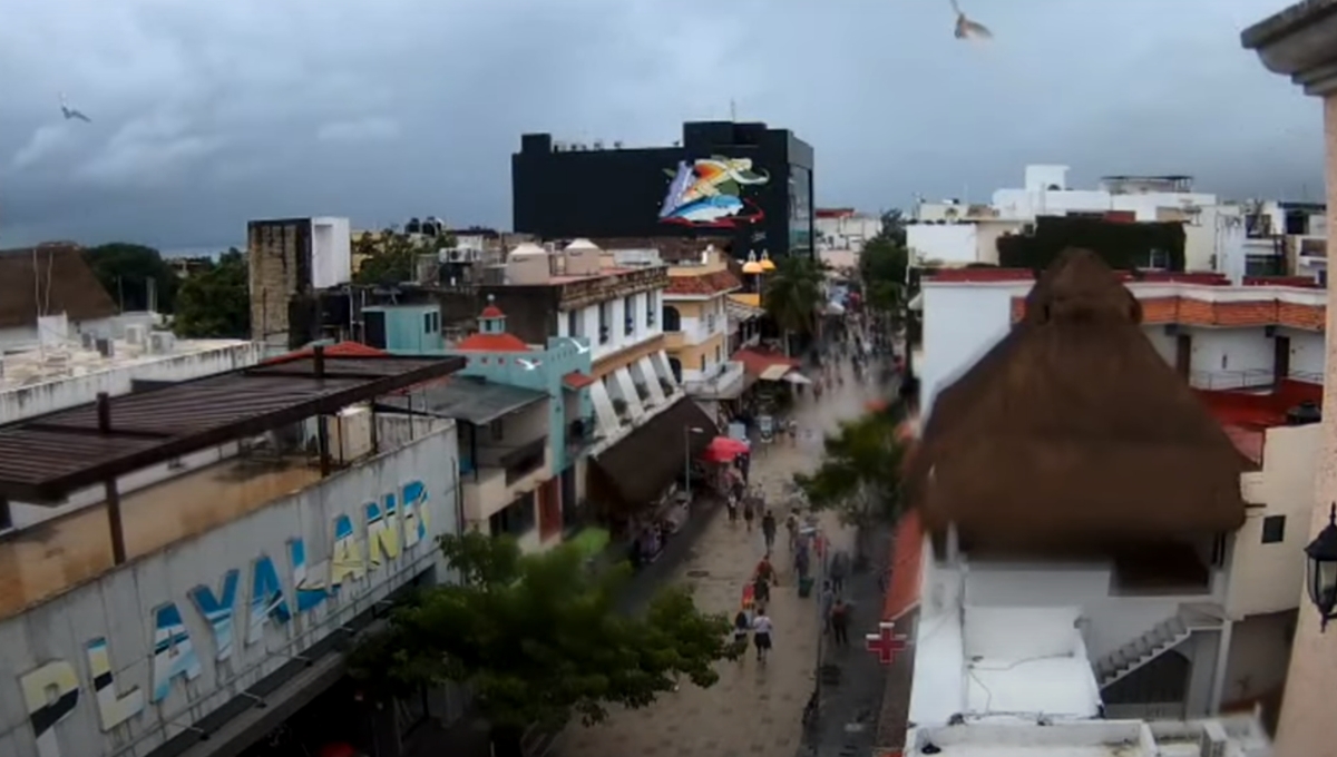 Lluvias no alejan a turistas en la Quinta Avenida de Playa del Carmen; así luce hoy sábado: EN VIVO