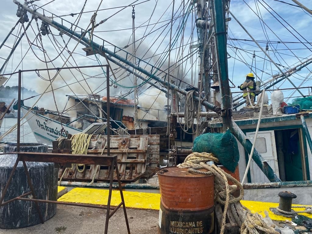 Barco camaronero se incendia en el muelle de Lerma, Campeche
