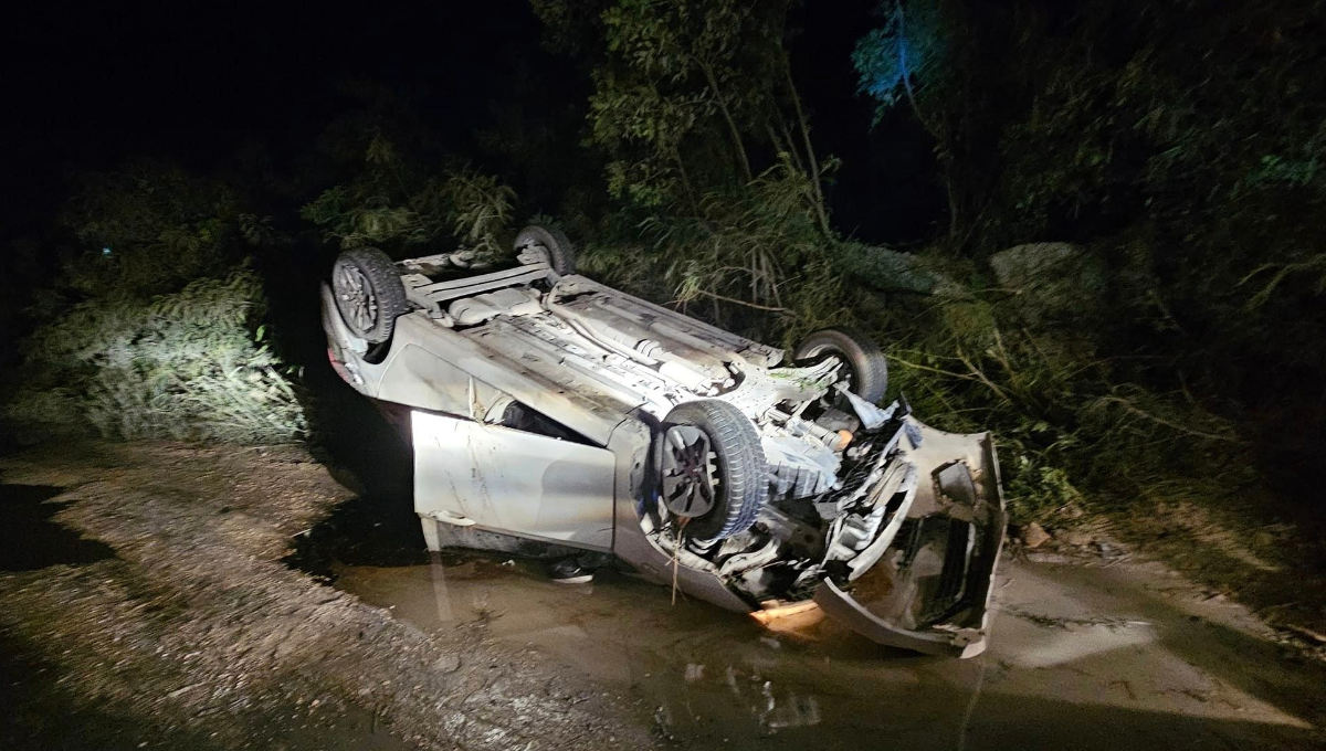 Vuelca carro en la carretera federal en Puerto Morelos, Quintana Roo