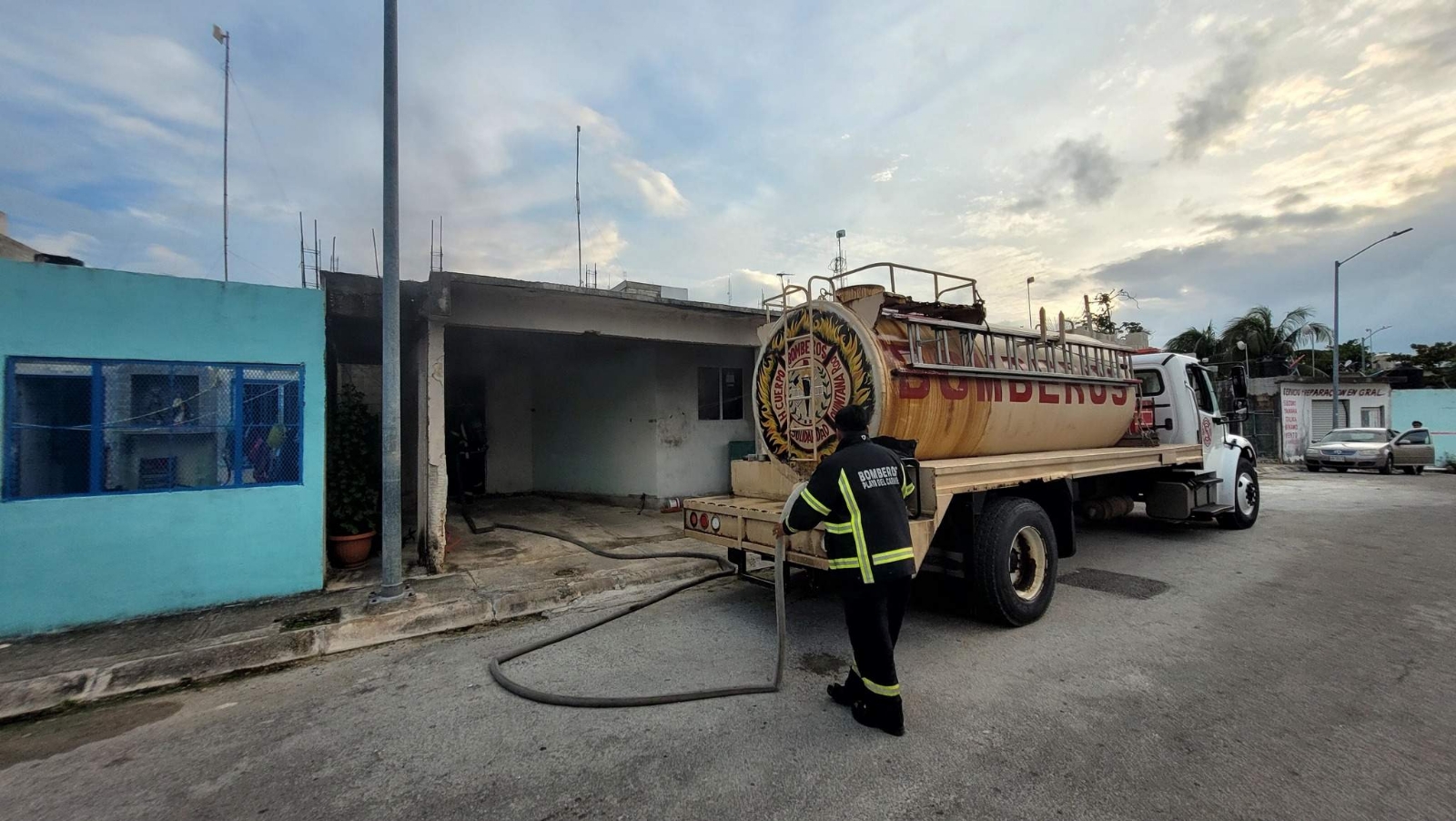 Gatito provoca incendio de un altar de Día de Muertos en Puerto Aventuras